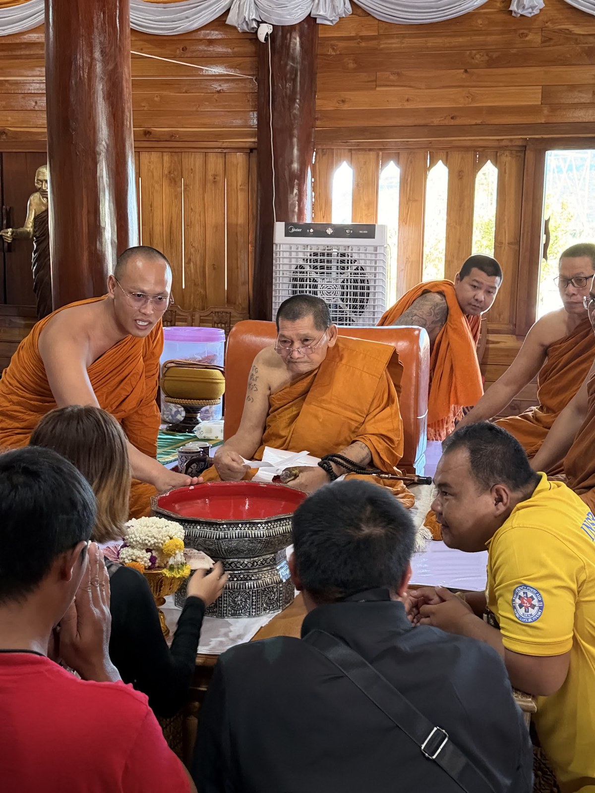 บรรยากาศระหว่างไปกราบหลวงพ่อศิลา