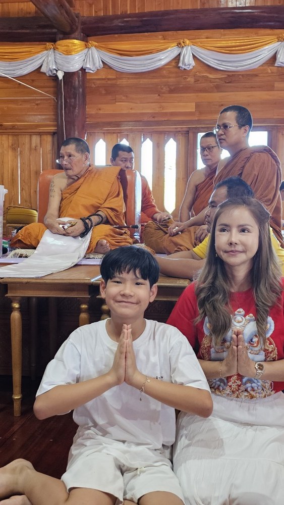 ภาพผู้ร่วมเดินทางในวันที่ไปกราบหลวงพ่อศิลา